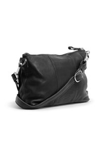 Sac crossbody en cuir noir avec quincaillerie en argent, fermeture zip, bandoulière réglable et une finition douce et texturée. Forme compacte et rectangulaire.