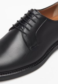 derbies nero giardini