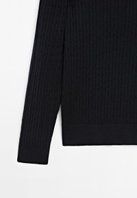 Dunkelblauer gestrickter Pullover mit einem strukturierten Kabelmuster und gerippten Bündchen sowie Saum. Der Stoff wirkt weich und dick.