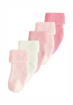 Fünf Paare von weichen, gefalteten Baby-Socken mit Bündchen in verschiedenen Rosatönen und Weiß, angeordnet in einer diagonalen Linie.