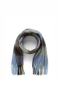 Blød uldscarf med gradientstriber i blå, brun og grøn, løst rullet med frynser i enderne på hvid baggrund.