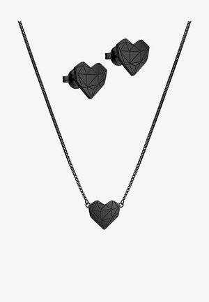 Zwart geometrisch hart ketting en oorbellen, met een gefacetteerd driehoekig ontwerp, aan een fijne ketting. Materiaal: metaal, matte afwerking.