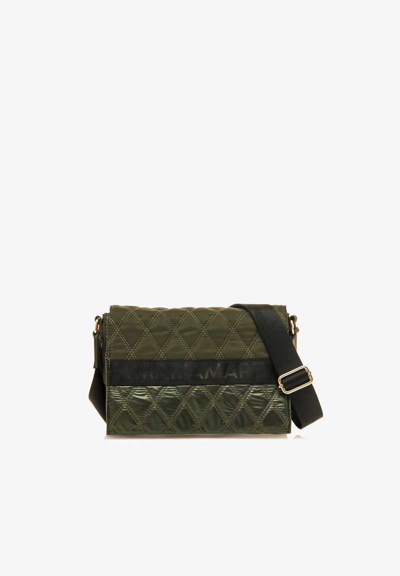 Borsa trapuntata verde oliva con finitura testurizzata, dotata di una tracolla nera e un accentuato nome in evidenza. Forma rettangolare, arricchita da dettagli in metallo colore oro.