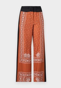 Vide benbukser i orange med sort talje, prydet med et indviklet hvidt bandana-mønster, glat tekstur og detaljerede kantdesigns.