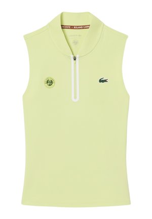 Mouwloos lichtgroen sporttopje met witte halve rits aan de voorkant, Lacoste krokodillenlogo op de rechterborst en Roland Garros-embleem op de linkerborst.