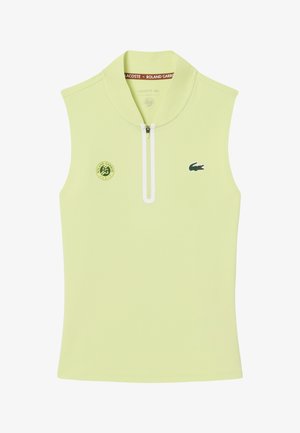 Mouwloos lichtgroen sporttopje met witte halve rits aan de voorkant, Lacoste krokodillenlogo op de rechterborst en Roland Garros-embleem op de linkerborst.