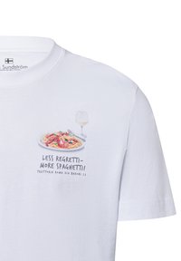 Weißes Baumwoll-T-Shirt mit einer bunten Grafik von Spaghetti und einem Weinglas, darunter der Text "WENIGER BEDAUERN – MEHR SPAGHETTI!"