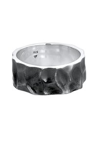 Anello in argento sterling con superficie texturizzata e annerita e bordo lucidato. Marcato "925" per la pura composizione dell'argento. Design arrotondato e consistente.