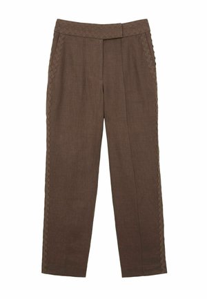 Pantaloni maro cu croială dreaptă, cu margine ondulată de-a lungul taliei și cusăturilor laterale, cu închidere frontală ascunsă.