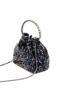 Bolso de mano de lentejuelas negras con forma redondeada y recogida, que cuenta con un asa de cadena metálica y una correa adicional para el hombro.