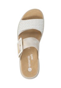 Sandale légère avec une tige blanche texturée, une semelle beige et une bride ajustable. Comprend une boucle rectangulaire et un rembourrage doux.