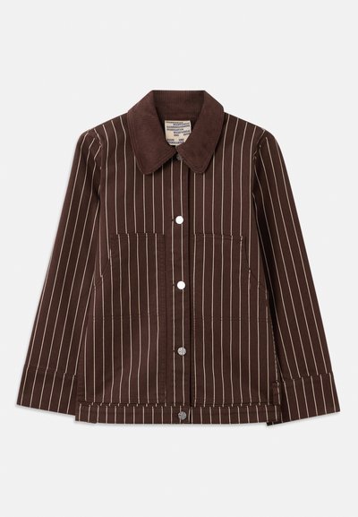 Brązowa kurtka z korduru w białe pionowe paski, z wywiniętym kołnierzem, z przodu na guziki i dwoma kieszeniami naszytymi.