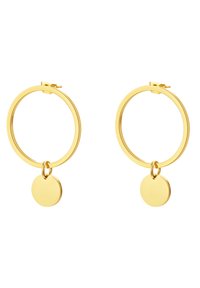 Goldene Creolen Ohrringe mit einem glatten, runden Design und einem kleineren, hängenden runden Anhänger, der an der Basis befestigt ist.