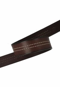 Brauner Ledergürtel mit glatter Oberfläche, kontrastierender cremefarbener Naht entlang der Kanten und einem runden Schnallenteil.