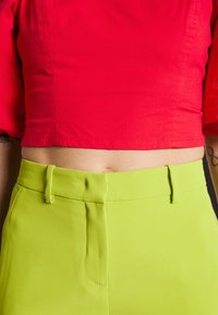 DKNY CROP - Blouse - mars red