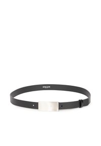 Czarny skórzany pasek z gładką, prostokątną srebrną metalową klamrą i delikatnym logo. Pasek ma prosty, elegancki design oraz regulowane otwory.