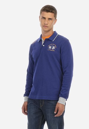 Blå langærmet polo shirt med grå krave, med broderede logoer og detaljer. Lavet af blødt stof, designet til komfort.