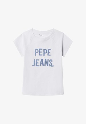Balta īsroku T-krekls ar apaļu kaklu un zilām "PEPE JEANS" tekstu priekšpusē, zem teksta ar divām mazām zvaigznītēm.