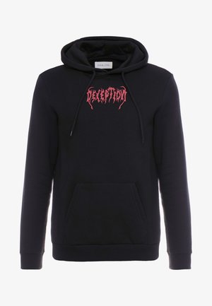 Czarna bluza z kapturem, z kieszenią z przodu i czerwonym stylizowanym napisem "DECEPTION" na piersi.
