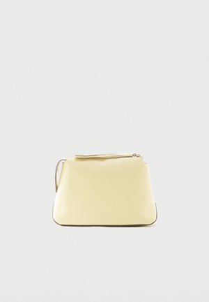 Geantă dreptunghiulară galben deschis pentru încheietura mâinii, cu fermoar în partea de sus și o curea pentru încheietură asortată, pe un fundal simplu.