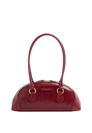 Borsa a mano in pelle rosso scuro con base arrotondata, due manici lunghi, anelli dorati e una piccola etichetta frontale.