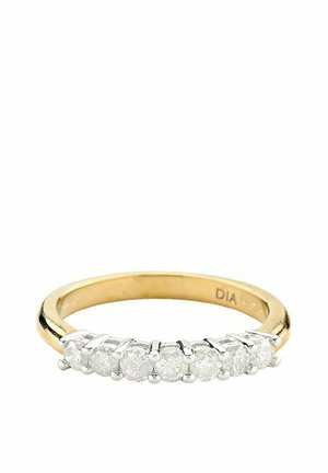 Goldbandring mit polierter Oberfläche, der sieben runde Diamanten in einer Silberkrappenfassung an der Vorderseite präsentiert.