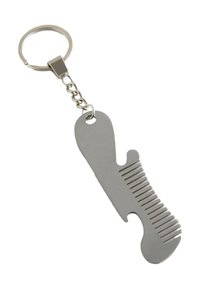 Kulcstartó egy kis fém multifunkciós eszközzel, amely kesztyű alakú, fésű éllel és üvegnyitó kivágással.