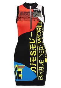 Robe bodycon en tricot avec un col haut, sans manches, mettant en avant des couleurs vives de rouge, noir et bleu, ainsi que divers motifs graphiques imprimés.