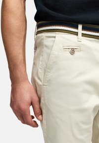 Beige katoenen broeken met een slim fit, voorzien van een horizontaal gestreepte geweven riem in groen, bruin en blauw, en een voorste muntzakje.