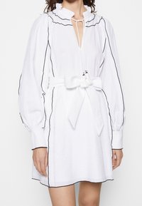 Claudie Pierlot Vapaa-ajan mekko - off-white