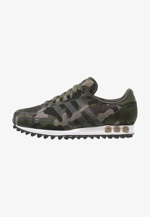 Camo sportieve schoenen met een overwegend groene en grijze textiel bovenkant, een witte middenzool en contrasterende bruine accenten op de zool.