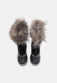 Bottes imperméables noires avec un revers en fausse fourrure gris. Les caractéristiques incluent des rayures blanches sur la semelle et des lacets épais pour un maintien sécurisé.