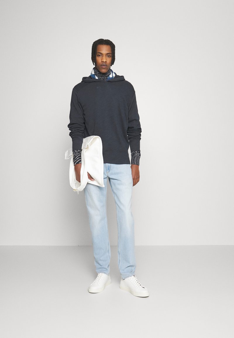Herren T-shirts & Polos | rag & bone 2 AUTHENTIC Jeans Slim Fit austen/light-blue denim - VC09660 Herren T-shirts & Polos | rag & bone 2 AUTHENTIC Jeans Slim Fit austen/light-blue denim - VC09660