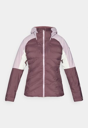 Paminkštinta striukė su bordo, levandų ir baltos spalvų deriniu. Turi gobtuvą, priekinį užtrauktuką ir įstrižines siūles.