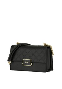 Czarna skórzana torebka na ramię o pikowanym wzorze, ze złotym łańcuszkiem, prostokątnym kształcie i widocznym zapięciem z logo. Teksturowana powierzchnia i zorganizowana forma.
