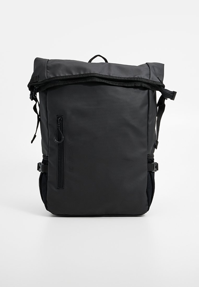 Czarny plecak z rolowanym topem, wykonany z materiału o fakturze. Posiada dwie regulowane ramiączka, przednią kieszeń na zamek i akcenty po bokach.