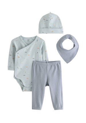 Hellblaues Babyset mit bedrucktem Wickelbody, Mütze, grauer Hose und Lätzchen mit Druckknöpfen.
