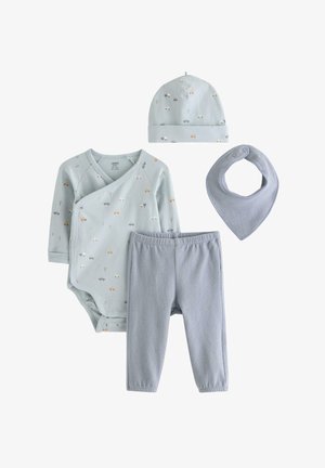 Lyseblåt baby-sæt med trykt bodysuit med bindebånd, hue, grå bukser og hagesmæk med trykknapper.