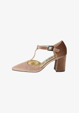 Zapatos de tacón T con punta cerrada en suave ante color topo, con un interior dorado, presentan un tacón grueso marrón y un acento decorativo de hebilla.
