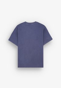 Camiseta de manga corta en algodón azul oscuro, con cuello redondo y un corte relajado, con bordes limpios y detalles de costura mínimos.