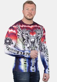 Langärmliges Hemd mit einem rot, weiß und blau verlaufenden Design und Grafik eines Schädels mit Flügeln, aus dehnbarem Material.