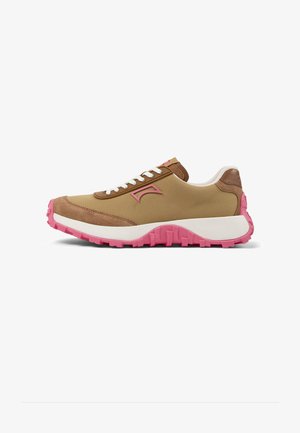 Sneakers in tessuto color nocciola e marrone con lacci bianchi e suola in gomma rosa, caratterizzate da un design con accenti curvi sul lato.