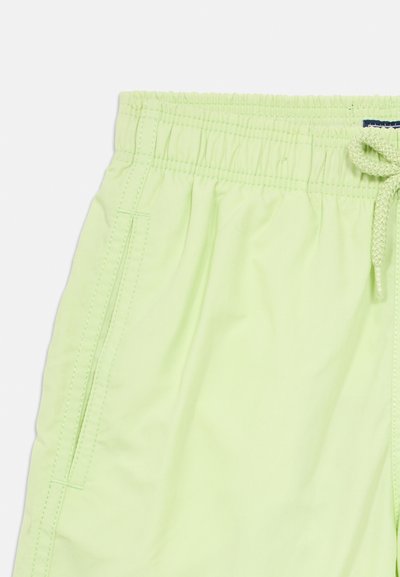 Világoszöld fürdőnadrág elasztikus derékrésszel, elülső zsebekkel és húzózsinórral. Könnyű, sima tapintású anyag, egyszerű varrással.