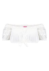 Blouse blanche courte à épaules dénudées avec encolure élastique, finitions en dentelle, manches bouffantes avec des panneaux en dentelle, et un lien de serrage sur le devant à l'ourlet.