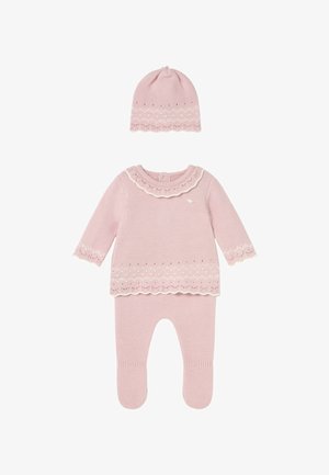 Morbido completino per neonato rosa, lavorato a maglia, con maglia a maniche lunghe, pantaloni con piedini e cappellino abbinato, tutti con delicati dettagli in pizzo.