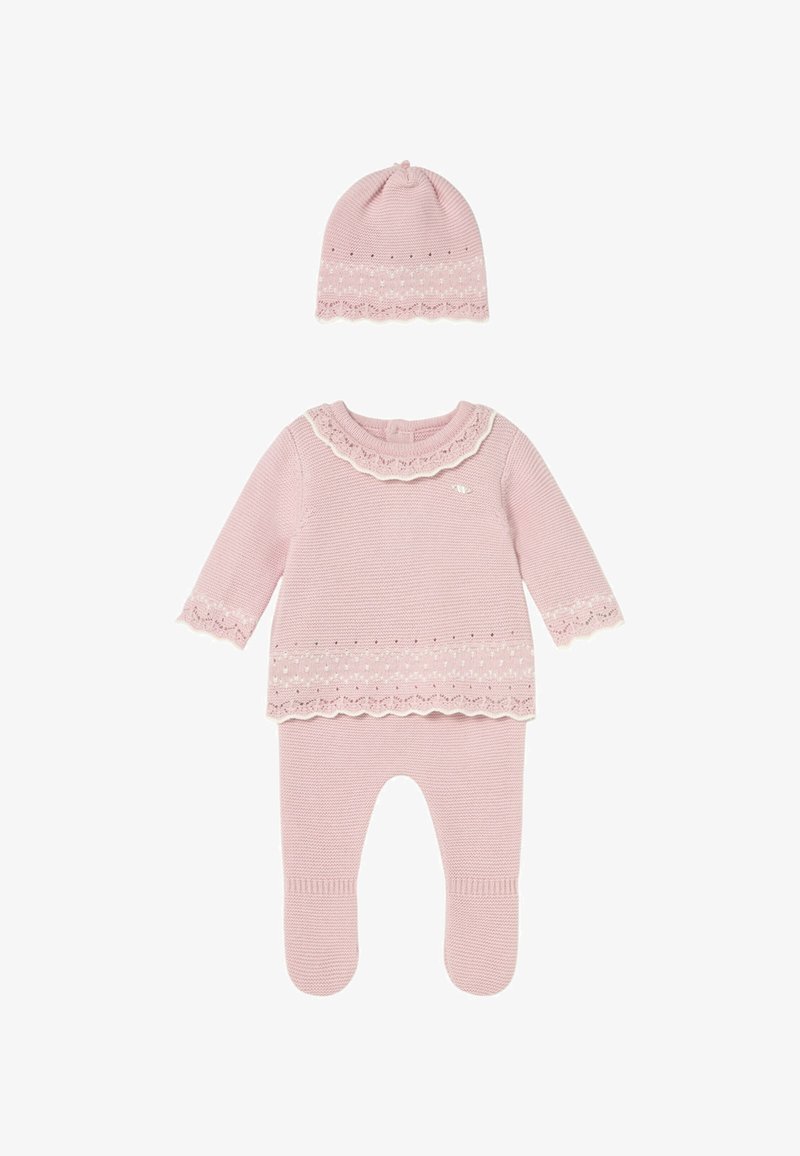 Conjunto de bebé tejido en rosa suave con camiseta de manga larga, pantalones con pies y gorro a juego, todos con detalles delicados de encaje.