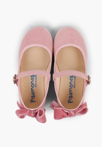 Scarpe da balletto in suede rosa con punta arrotondata, cinturino con fibbia e fiocchi decorativi in satin sul tallone. L'interno presenta un logo.