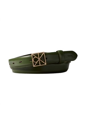 Donkergroene leren riem met geometrische, goudkleurige vierkante gesp, meerdere verstelgaatjes en een riemlus.