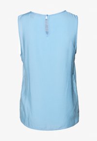 Blouse sans manches bleu clair avec un col rond, dos en forme de goutte avec fermeture à bouton, et un ourlet légèrement arrondi.