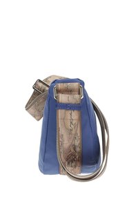 Borsa in tessuto blu con tracolla a motivo mappa. Presenta un fondo arrotondato e accessori metallici sulla tracolla per un attacco sicuro.